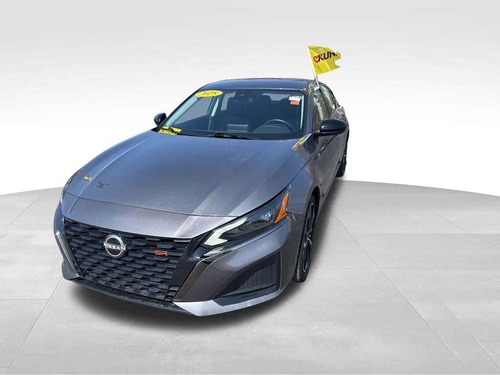 2025 Nissan Altima SR - Photo 10