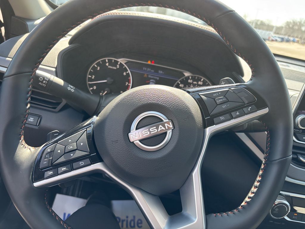 2025 Nissan Altima SR - Photo 13