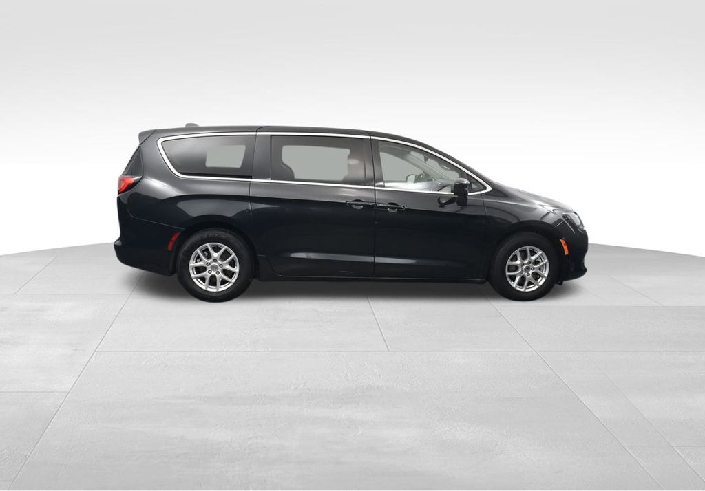 2023 Chrysler Voyager LX photo 2
