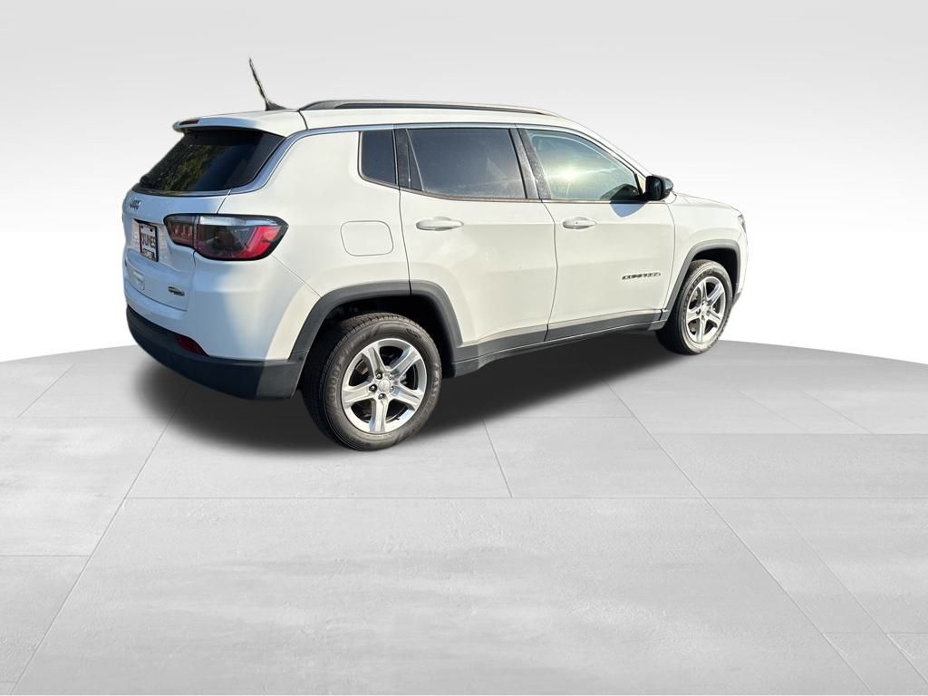 2023 Jeep Compass Latitude photo 2