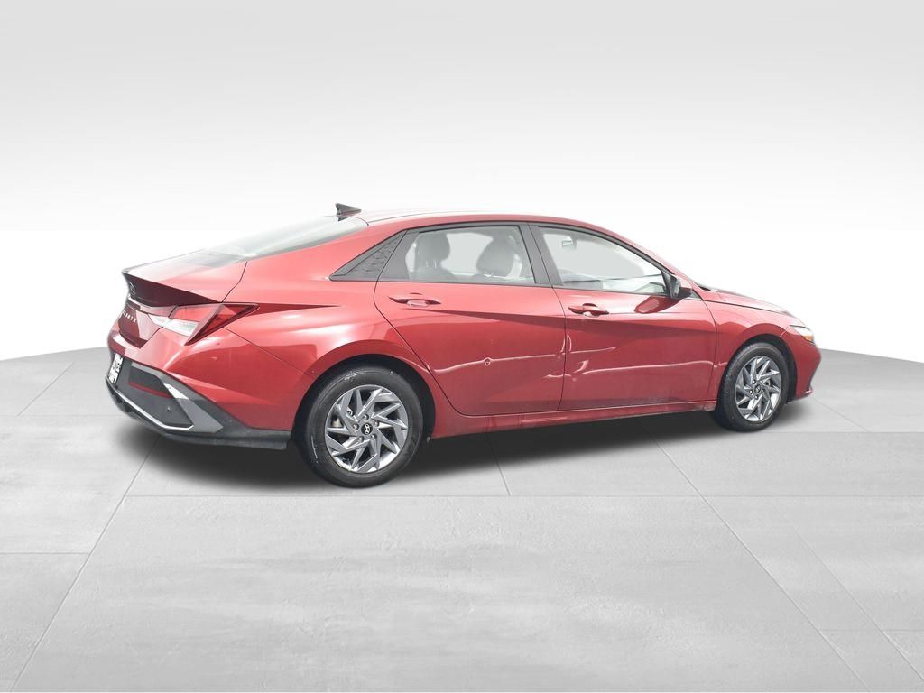 2024 Hyundai Elantra SEL photo 2