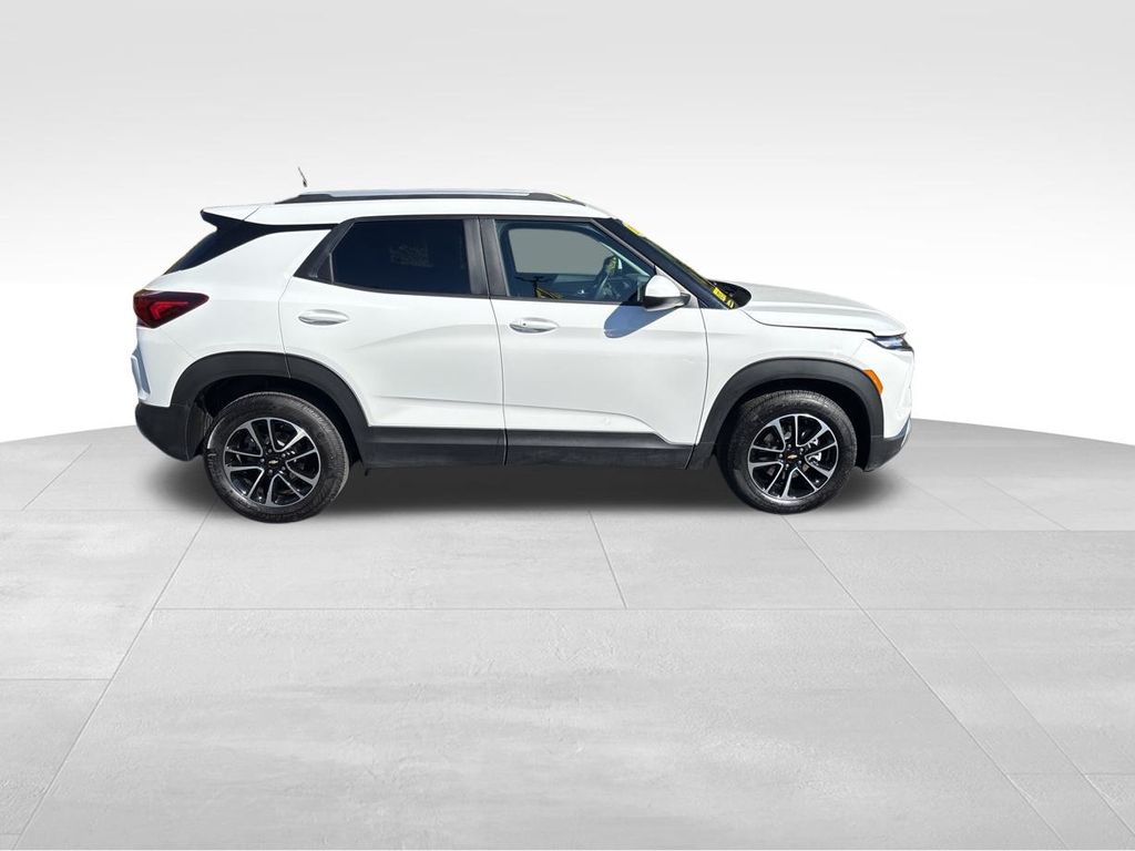 2025 Chevrolet Trailblazer LT photo 2