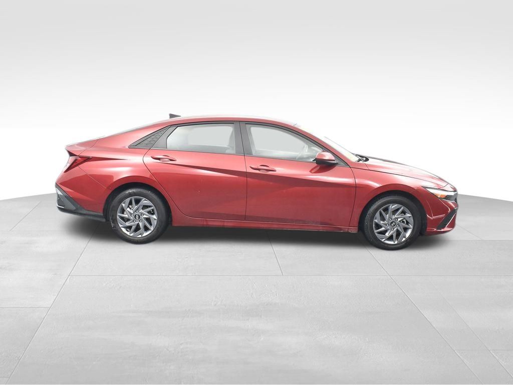 2024 Hyundai Elantra SEL photo 3