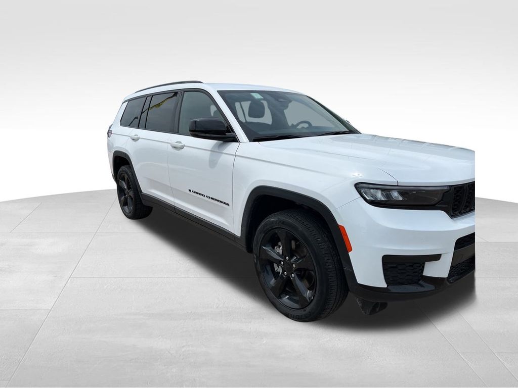 2023 Jeep Grand Cherokee Laredo photo 2