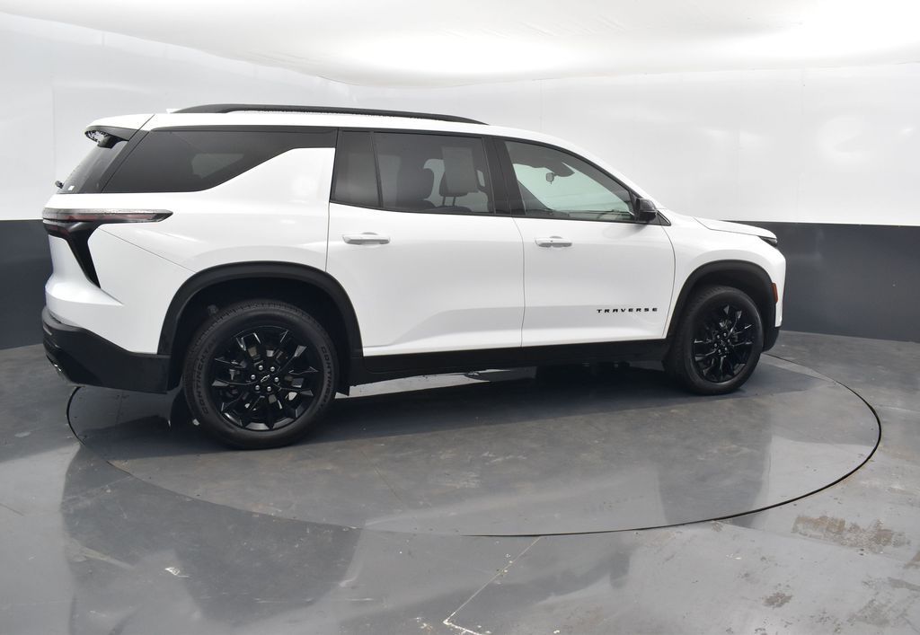 2025 Chevrolet Traverse 2LT photo 2