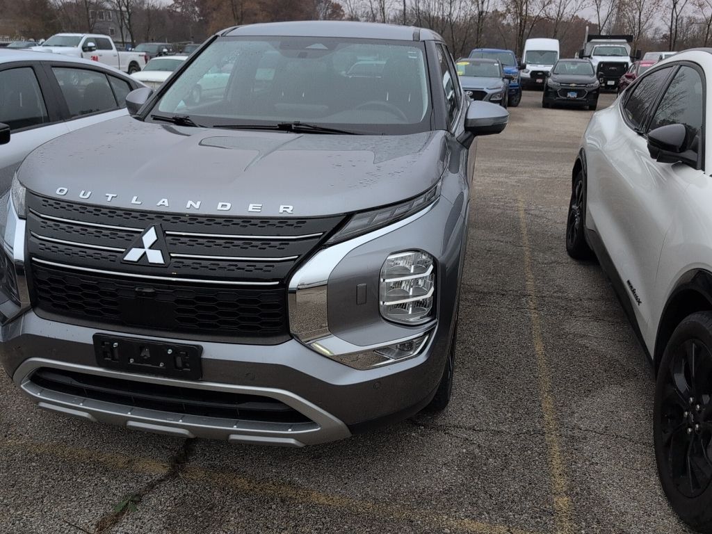 2022 Mitsubishi Outlander SE photo 2