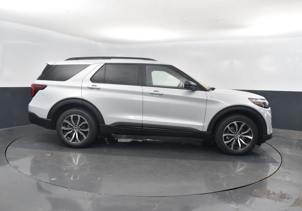 2026 Ford Explorer ST-Line photo 3