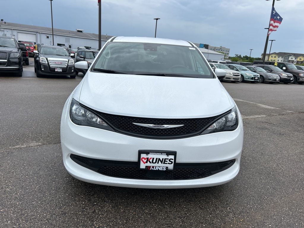 2023 Chrysler Voyager LX photo 3