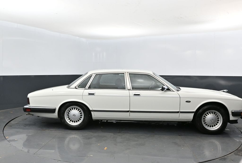 1991 Jaguar XJ photo 3