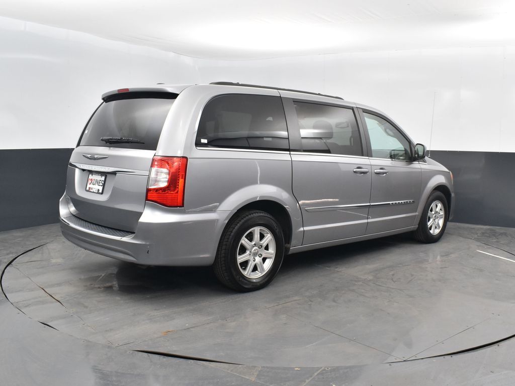 2013 Chrysler Town & Country Touring photo 2