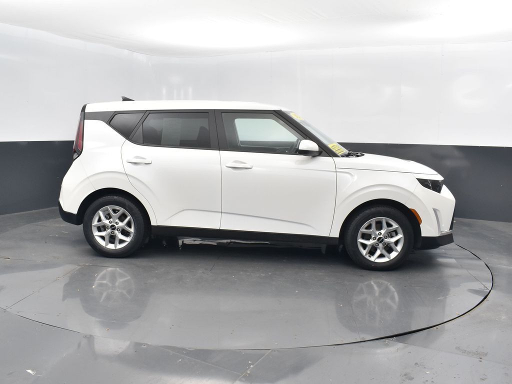 2024 Kia Soul LX photo 2