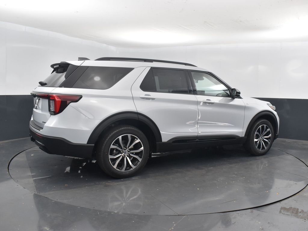 2026 Ford Explorer ST-Line photo 2