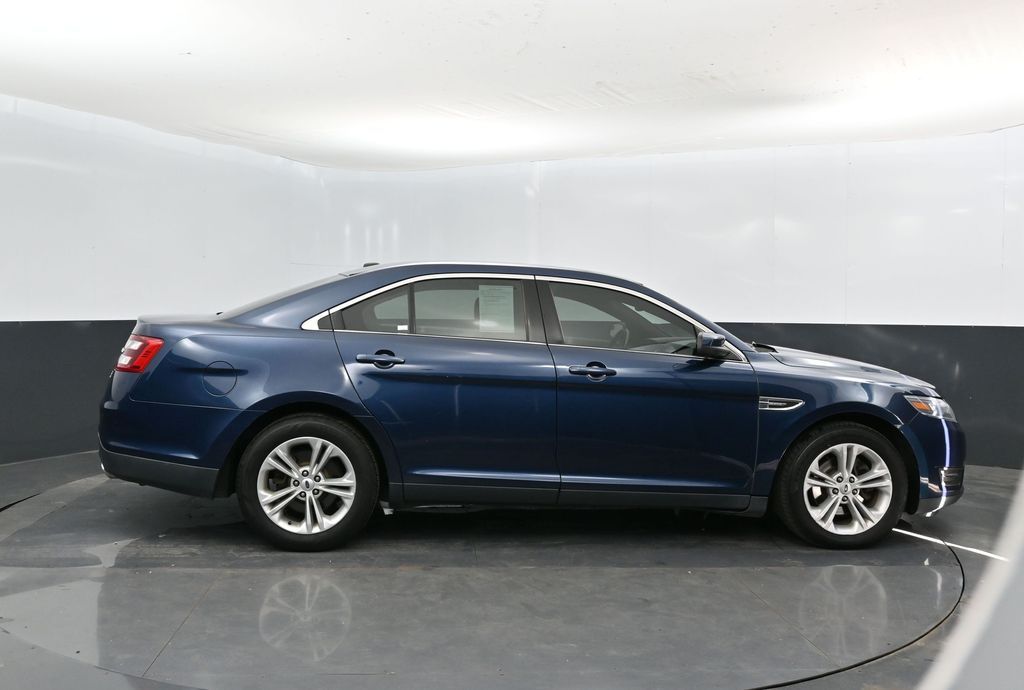 2017 Ford Taurus SEL photo 3