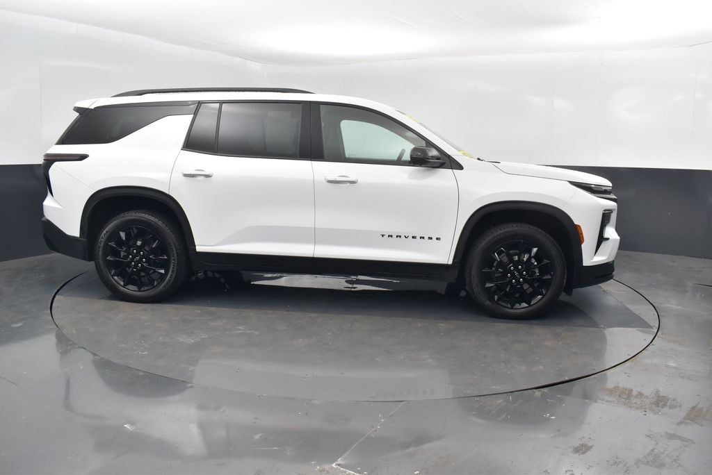 2025 Chevrolet Traverse 2LT photo 3