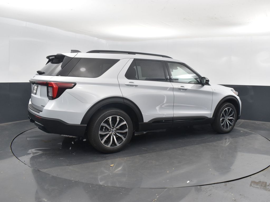 2026 Ford Explorer ST-Line photo 2