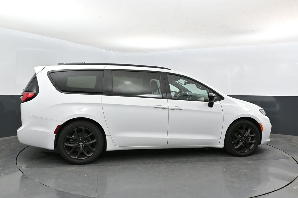 Used 2025 Chrysler Pacifica Limited Van Passenger Van