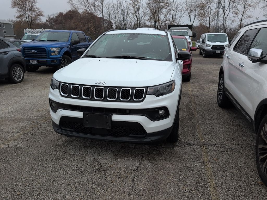 2023 Jeep Compass Latitude photo 3