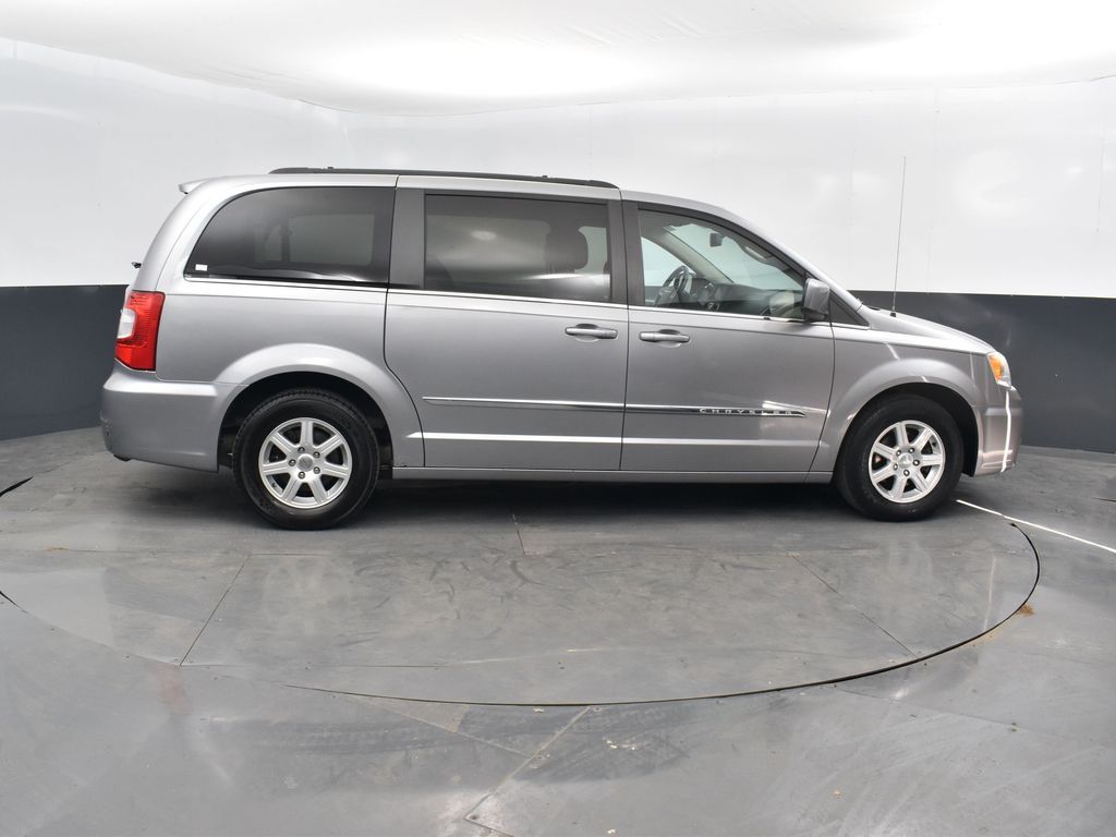 2013 Chrysler Town & Country Touring photo 3