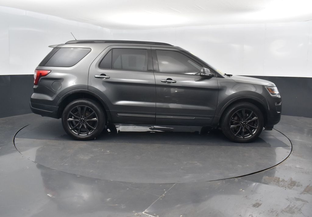 2018 Ford Explorer XLT photo 3