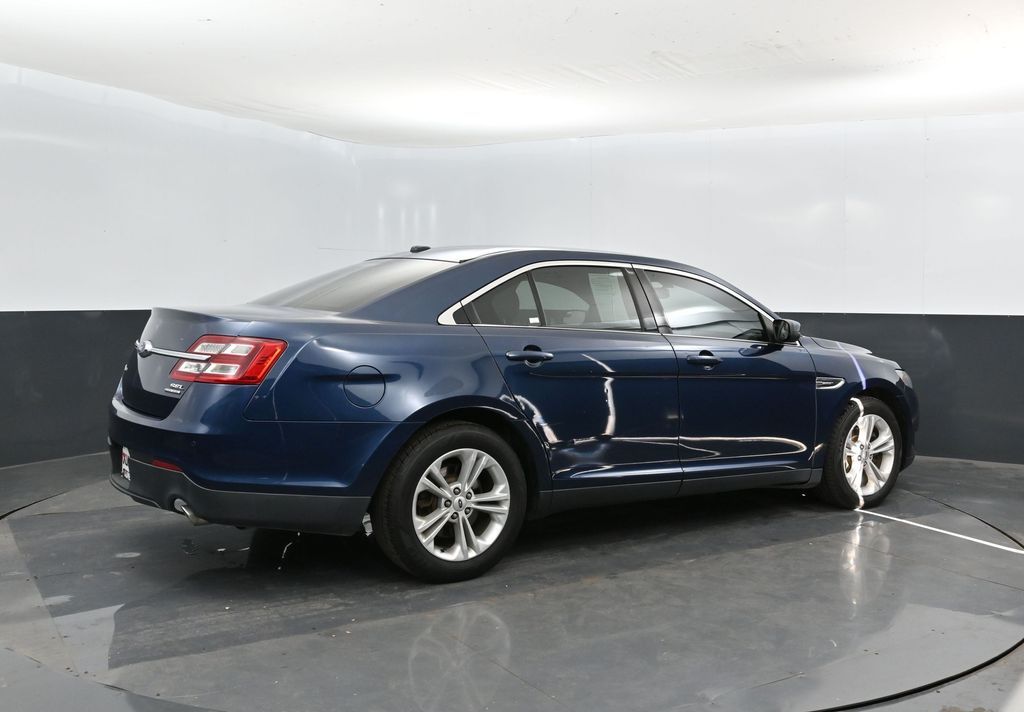 2017 Ford Taurus SEL photo 2