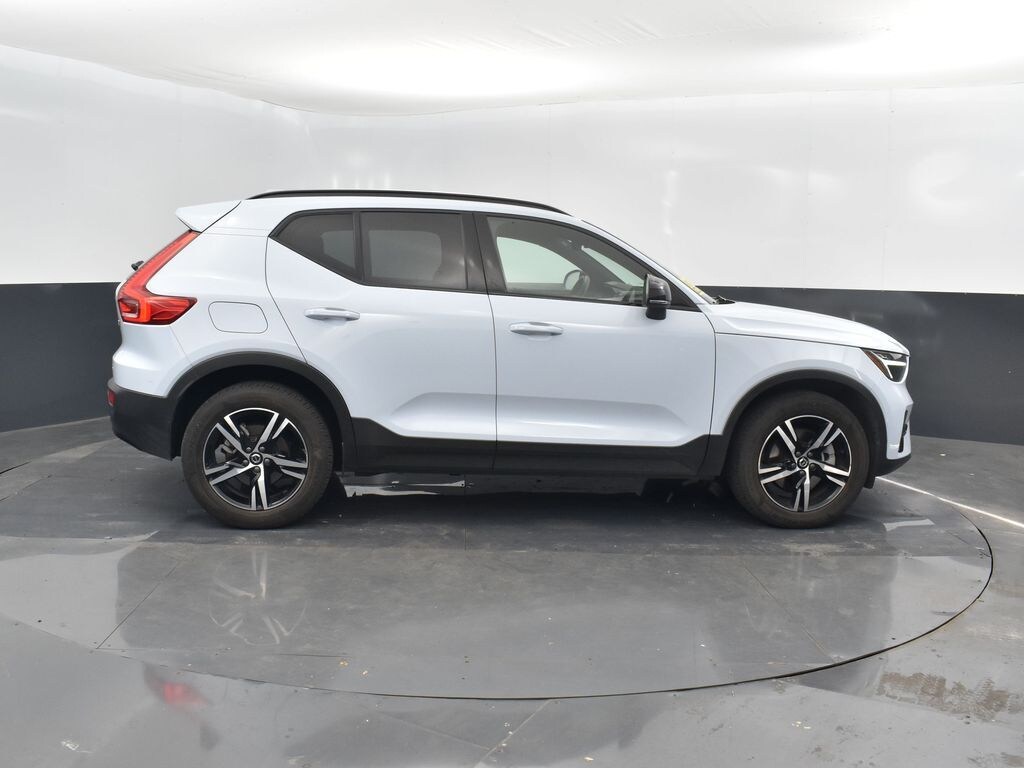 Used 2024 Volvo XC40 B5 Core SUV