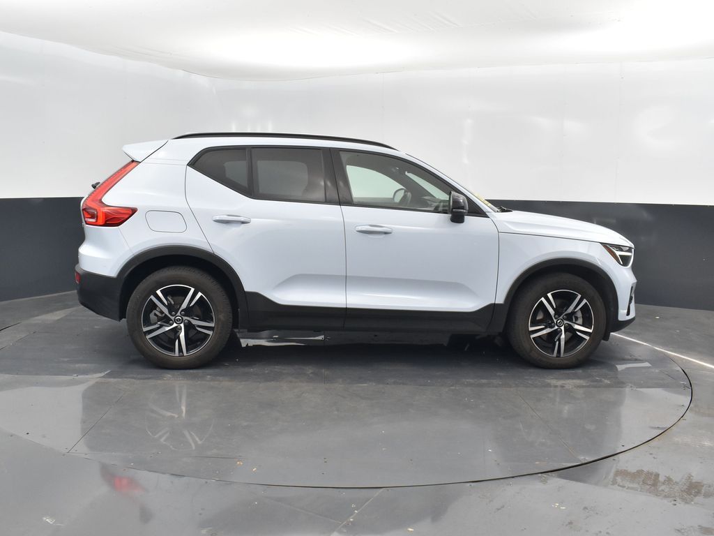 2024 Volvo XC40 Core photo 3