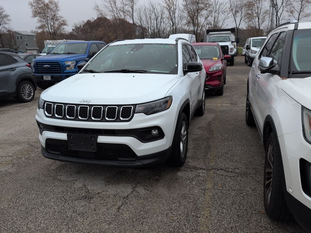 2023 Jeep Compass Latitude photo 2