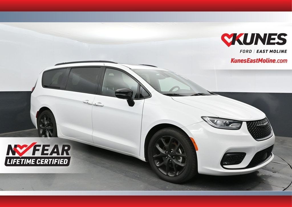 Used 2025 Chrysler Pacifica Limited Van Passenger Van