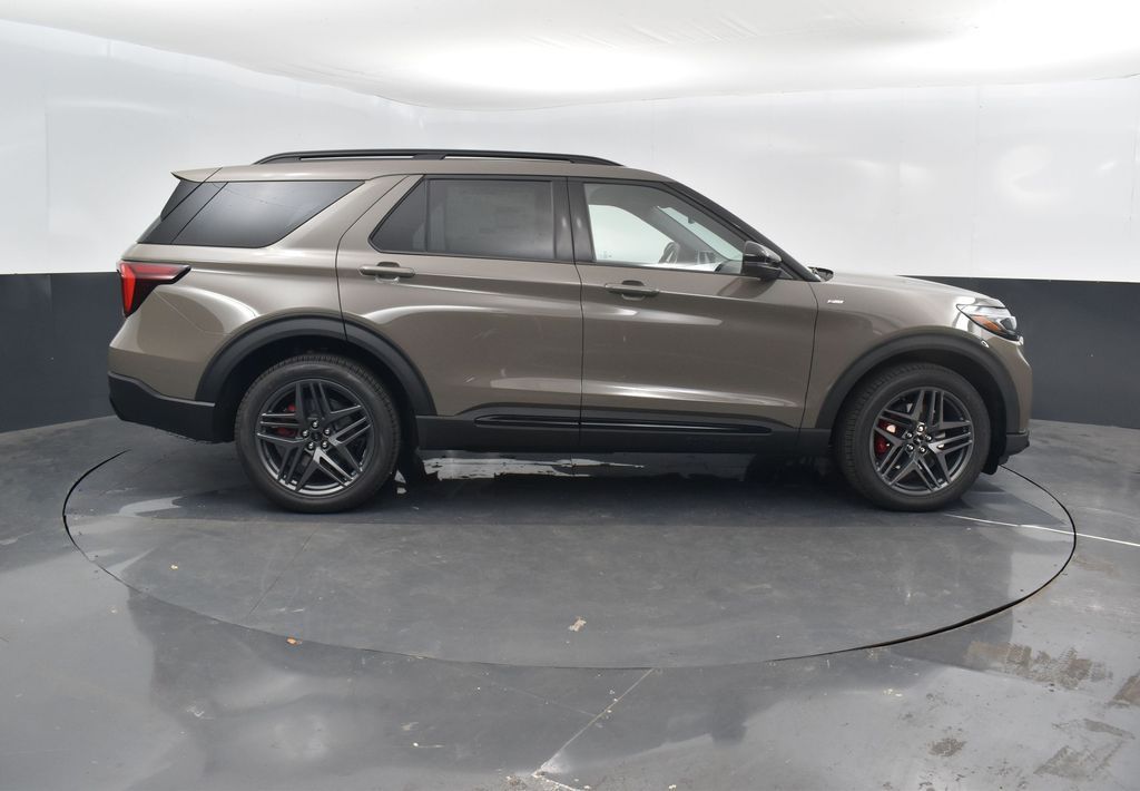 2026 Ford Explorer ST-Line photo 3