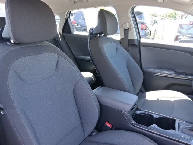 2025 Kia K4 LXS - Photo 13