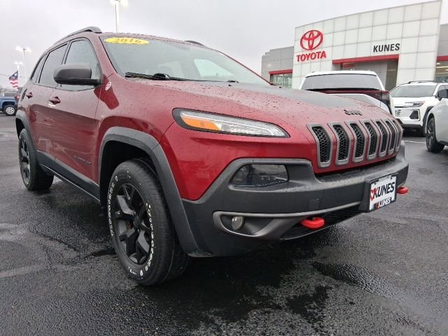 Used 2016 Jeep Cherokee Trailhawk with VIN 1C4PJMBS2GW328769 for sale in Galesburg, IL