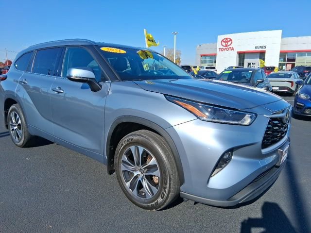2021 Toyota Highlander XLE photo 2