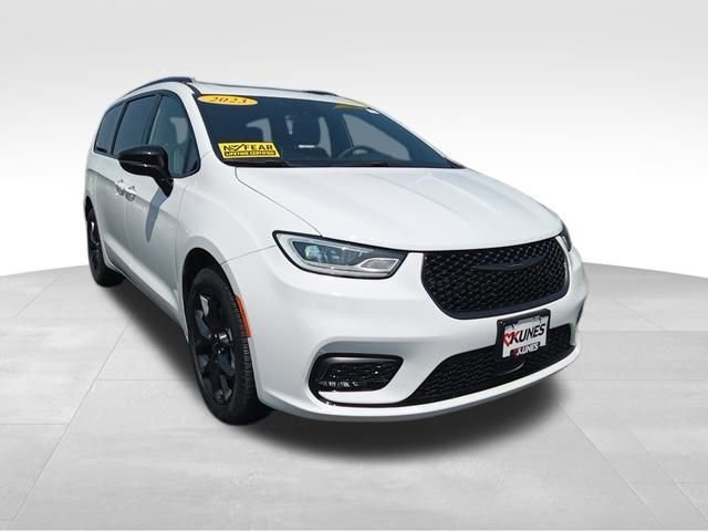 2023 Chrysler Pacifica Limited photo 2