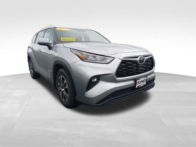 2022 Toyota Highlander XLE photo 2
