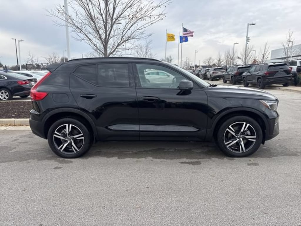 Used 2024 Volvo XC40 B5 Core SUV