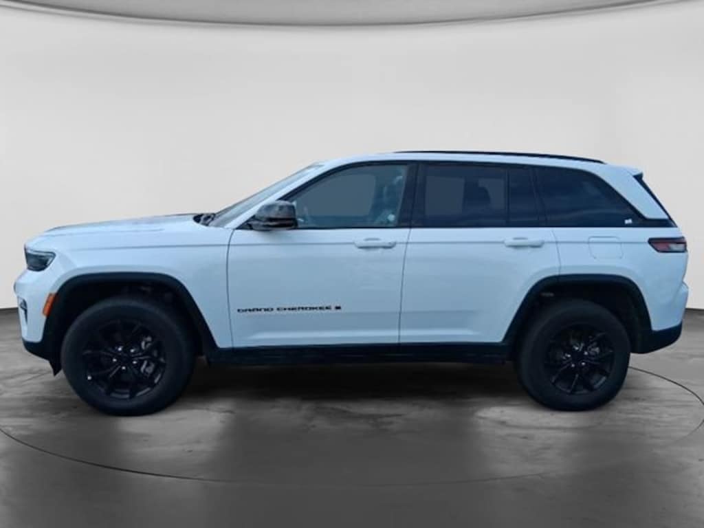 Used 2025 Jeep Grand Cherokee Laredo SUV