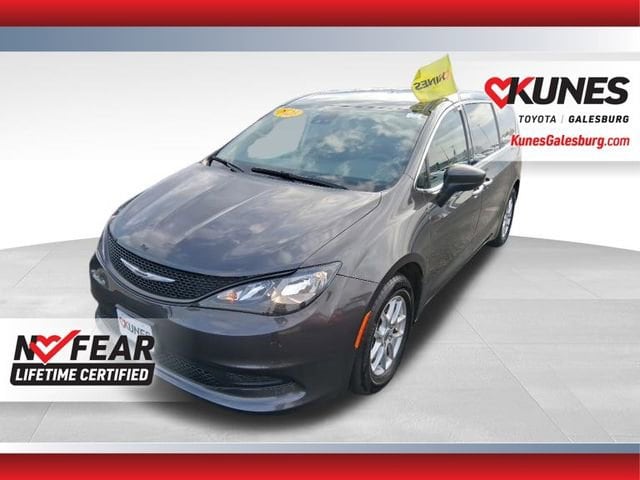 2023 Chrysler Voyager LX's photo
