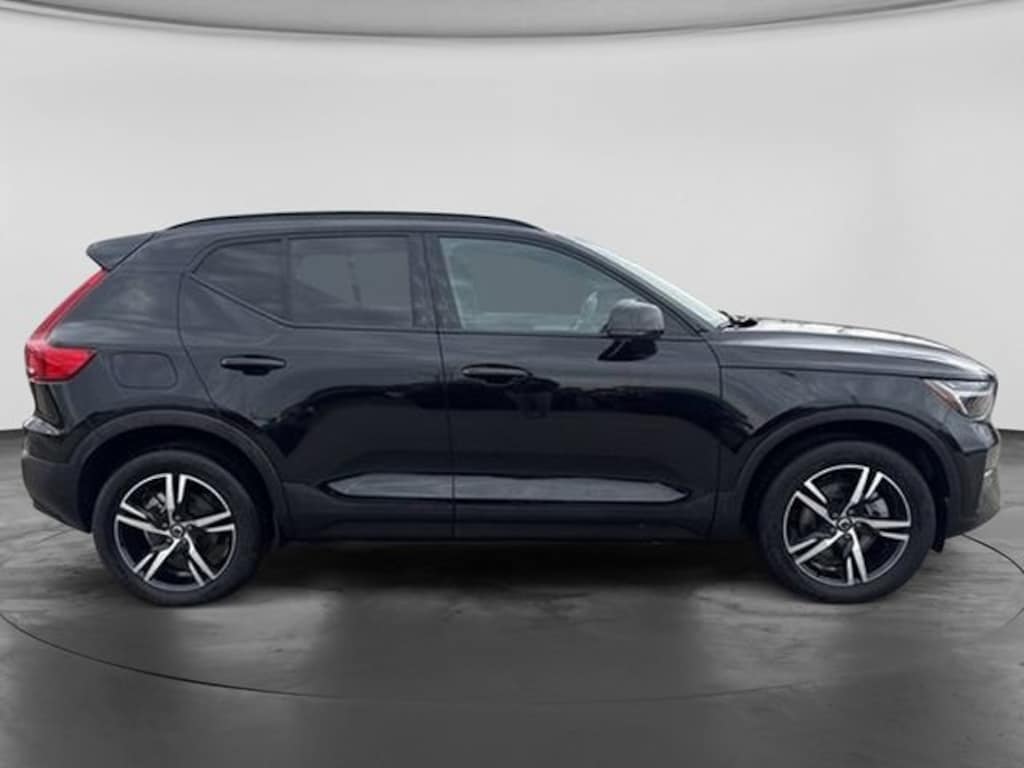 Used 2024 Volvo XC40 B5 Core SUV