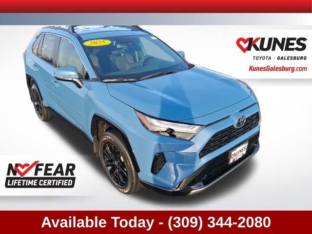2025 Toyota RAV4 SE's photo