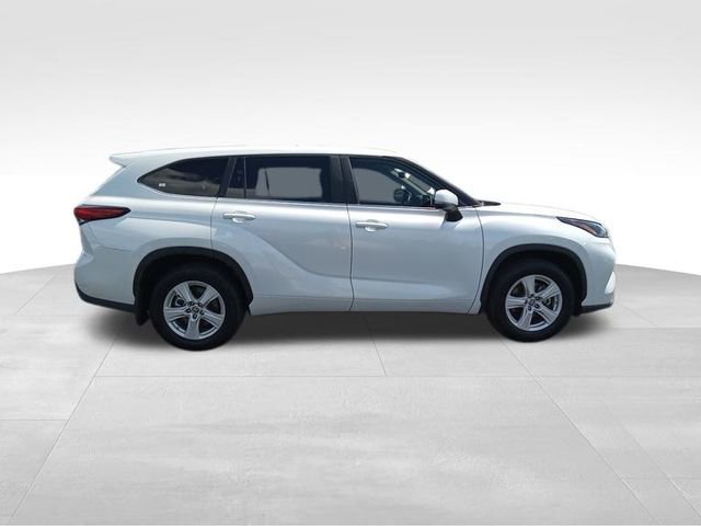 2023 Toyota Highlander L photo 3