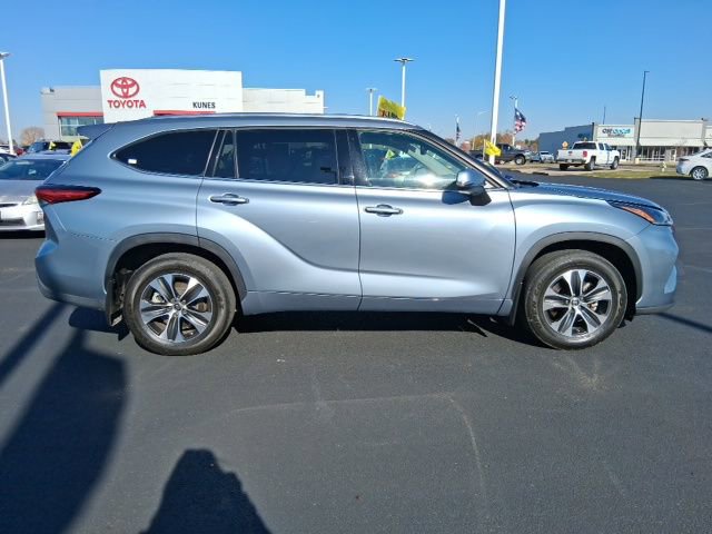 2021 Toyota Highlander XLE photo 3