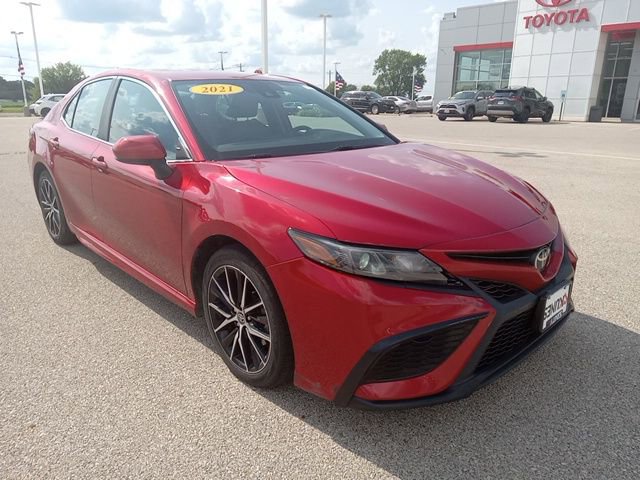 Used 2021 Toyota Camry SE with VIN 4T1G11AK2MU455265 for sale in Galesburg, IL