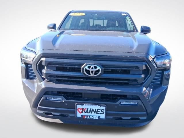 2025 Toyota Tacoma SR5 - Photo 11