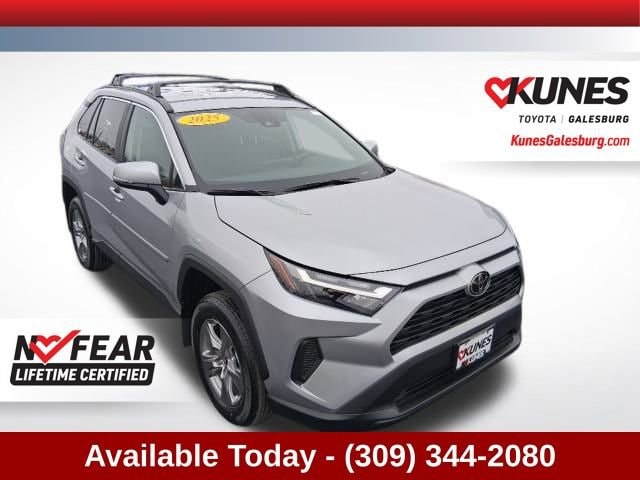 2025 Toyota RAV4 XLE's photo