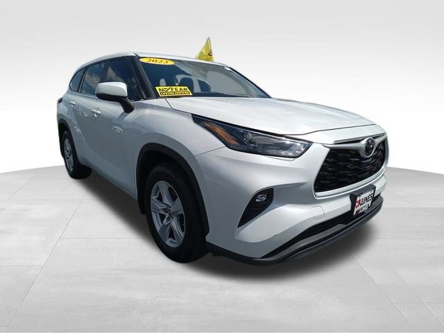 2023 Toyota Highlander L photo 2