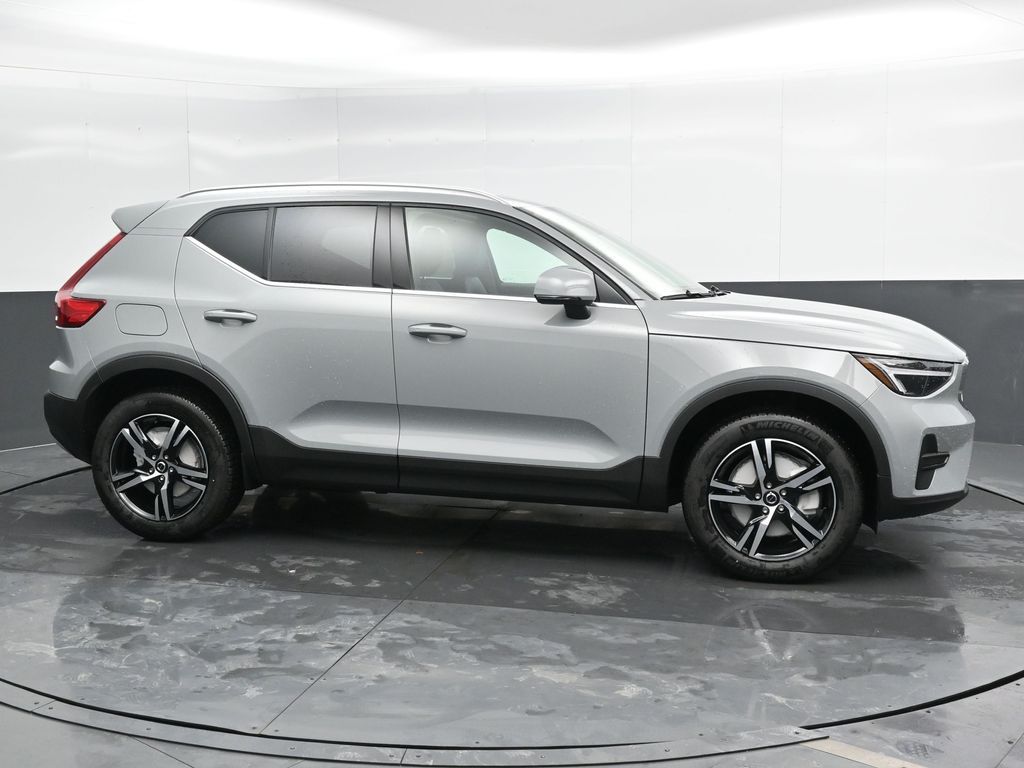 2025 Volvo XC40 Core photo 2