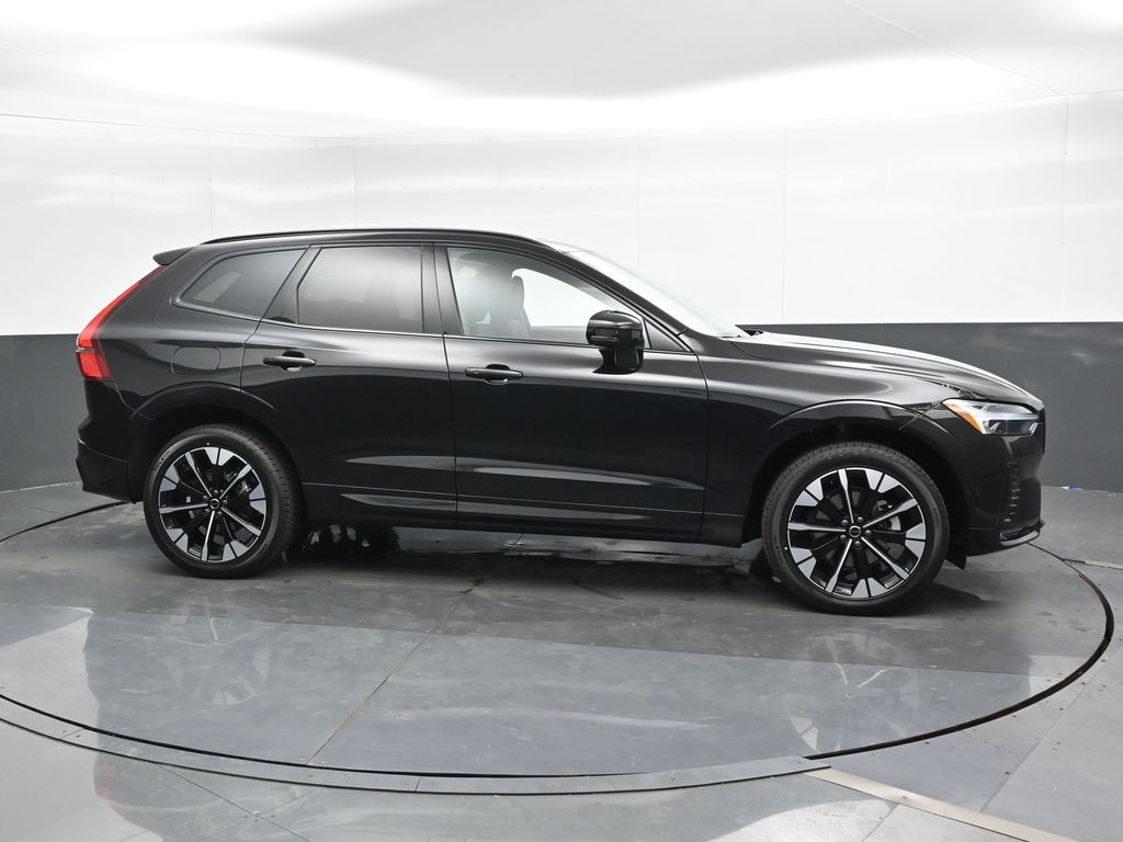 2026 Volvo XC60 B5 Plus photo 3