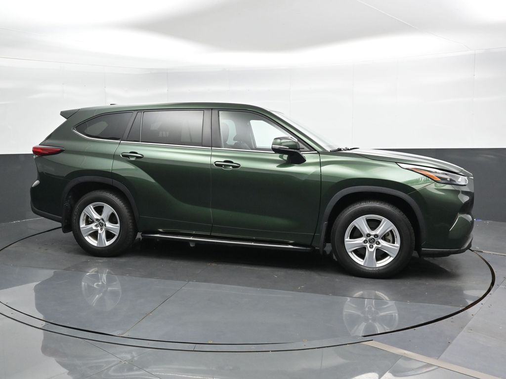 2023 Toyota Highlander L photo 3