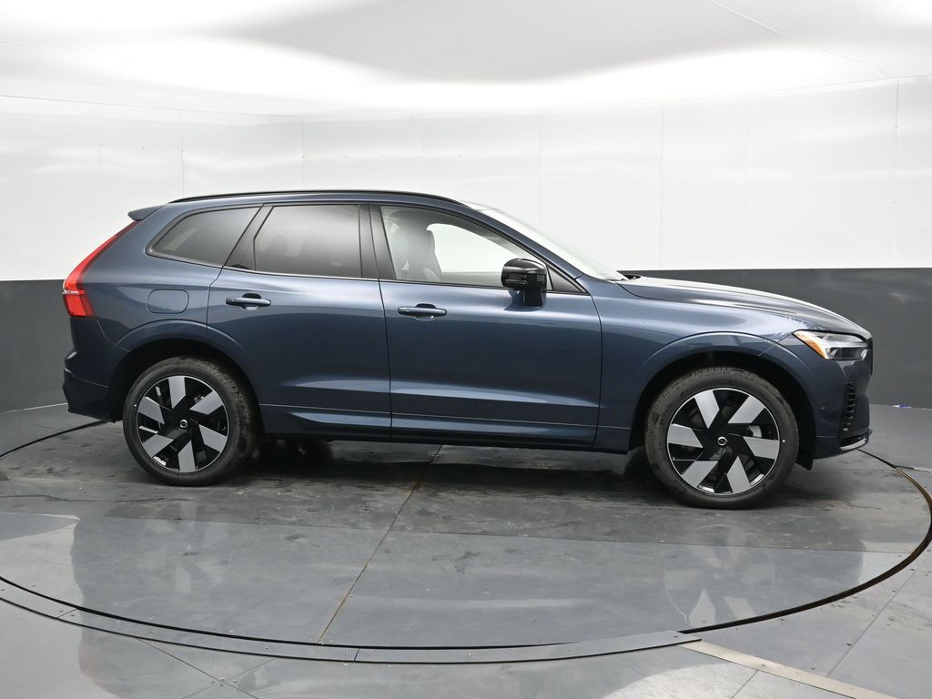 2025 Volvo XC60 Hybrid T8 Plus photo 3