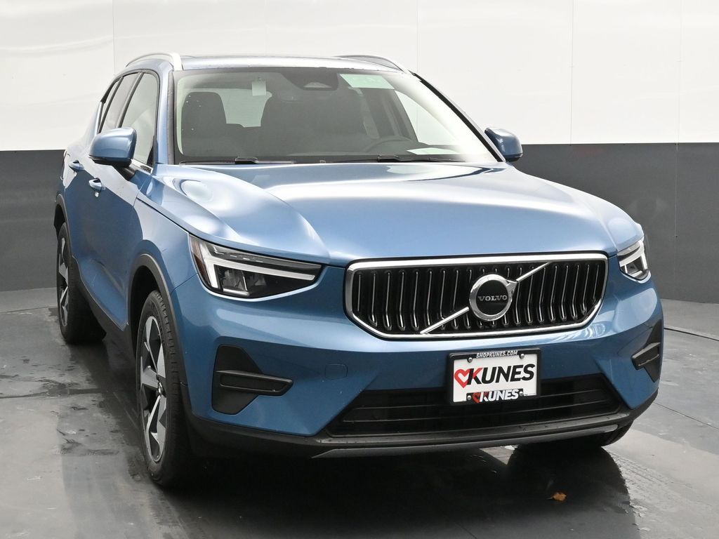 2025 Volvo XC40 Core photo 4